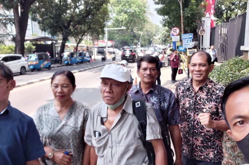 Tim AARBM berjumlah enam orang saat berada di Jakarta memperjuangkan lahan Rante Balla