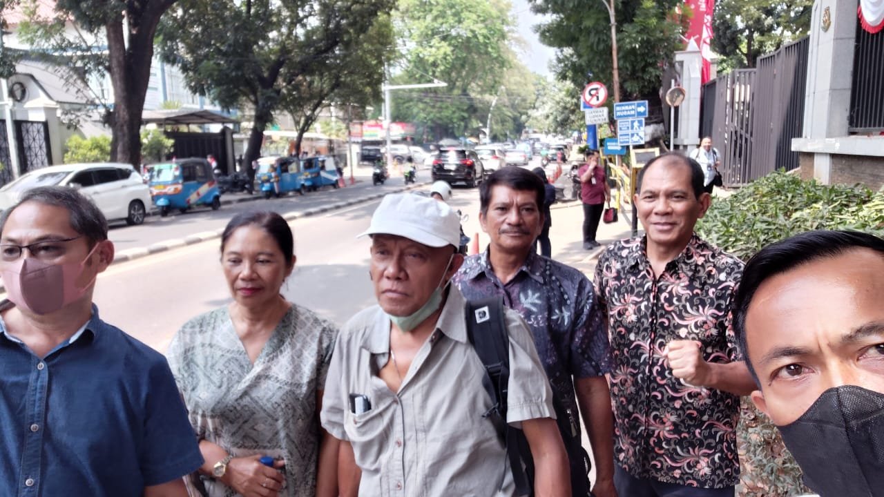Tim AARBM berjumlah enam orang saat berada di Jakarta memperjuangkan lahan Rante Balla